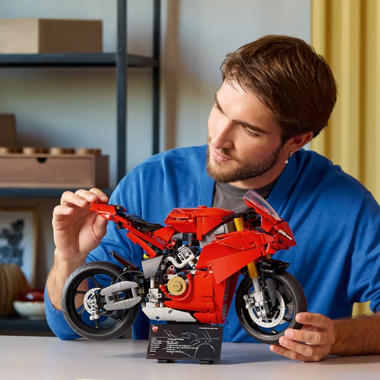 LEGO Technic Ducati Panigale V4 S Motor Rood 1 stuk