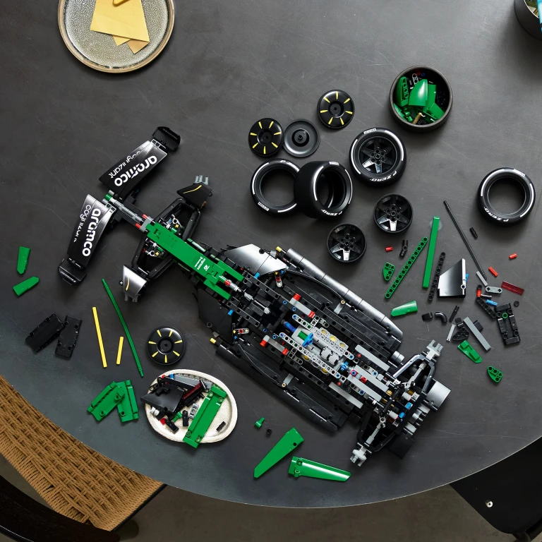 LEGO Technic F1 Race Car Aston Martin AMR25 - 1 stuk