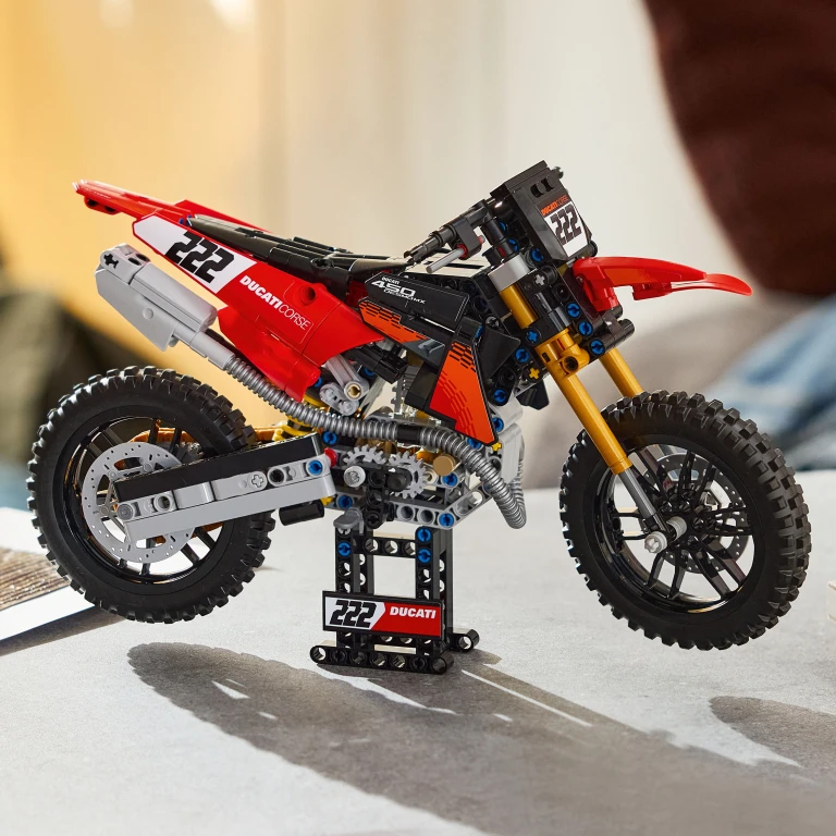 LEGO 42238 Technic Ducati Desmo450 MX Factory Motor
